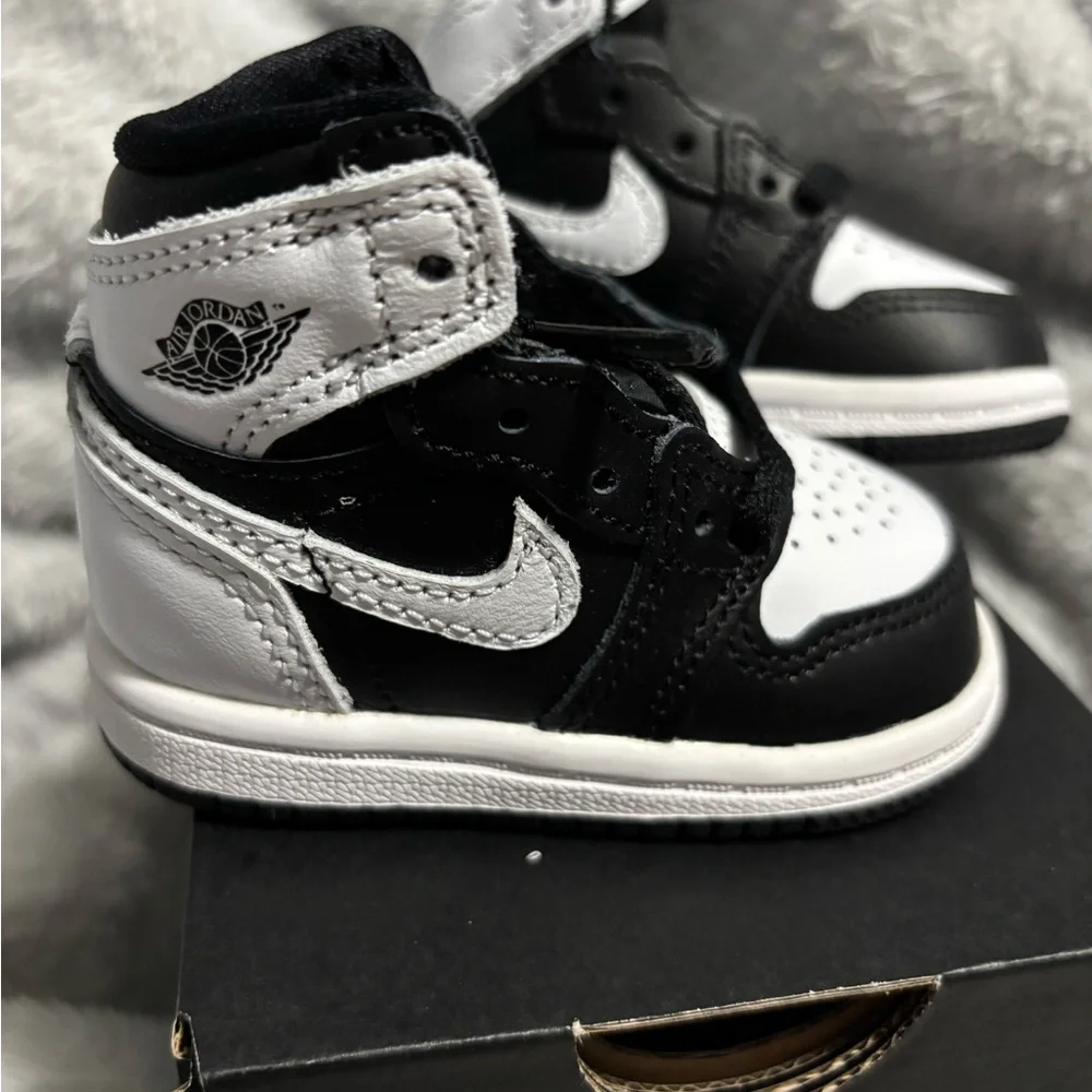 Nike Toddlers Black and White Jordan 1 Retro High OG - Picture 3 of 6